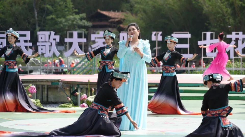 壮族歌曲《坡芽山歌》,苗族歌曲《木叶情深》,瑶族歌曲《瑶山的八角