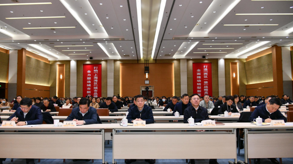 区委理论学习中心组暨“两部一校”专题学习“扎实推进高质量发展”报告会举行_腾讯新闻