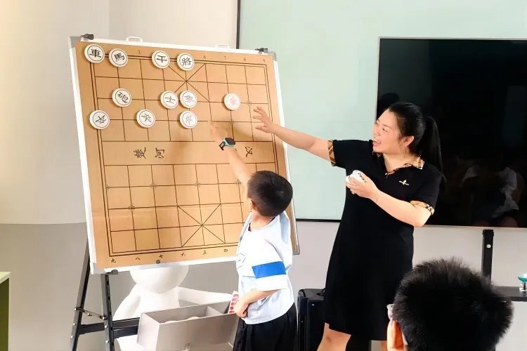 青少年的精神文化生活,中储社区开展"棋""乐无穷 青少年象棋公益课堂