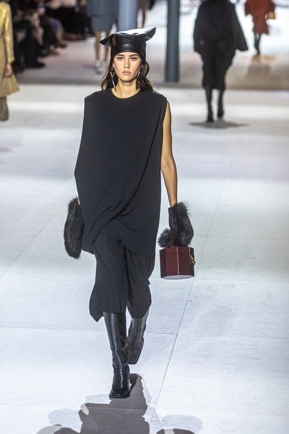 新华社/欧新3月5日,模特在法国巴黎时装周上展示路易威登品牌的2024