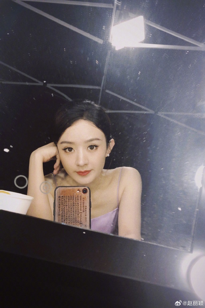 赵丽颖微博晒自拍图,粉丝激动留言:好久不见,终于营业了_腾讯新闻