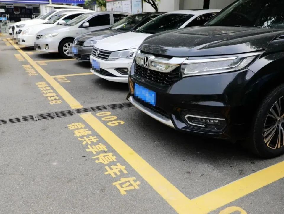 "错峰共享停车位"几个字清楚写明了共享停车位正前方该停车场剩余的