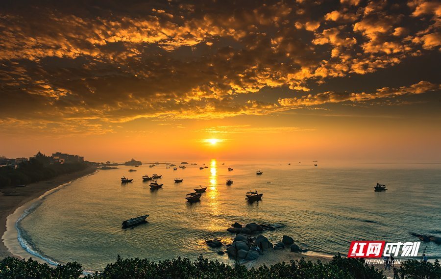 风景道沿途由北海,防城港,钦州漫长的海岸线连接成独具特色