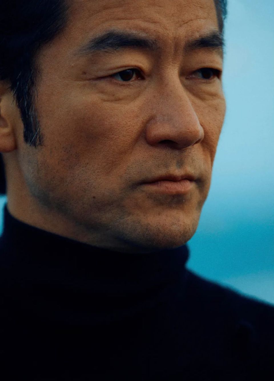 日本男星浅野忠信《周末画报》封面大片，怪咖造型艺术范儿十足