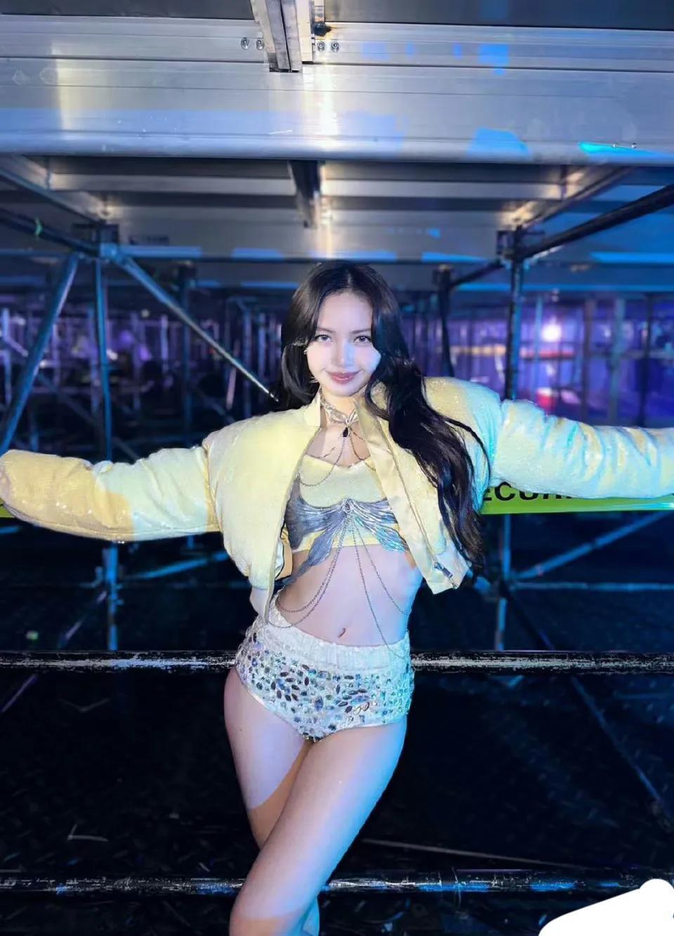 Lisa疑似晒疯马秀彩排热辣视频，LV集团豪门三公子派保镖亲自接机-腾讯新闻