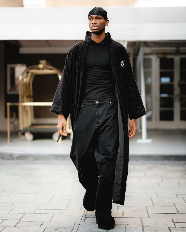 亚历山大晒近日穿搭 另类黑色墨镜个性十足!