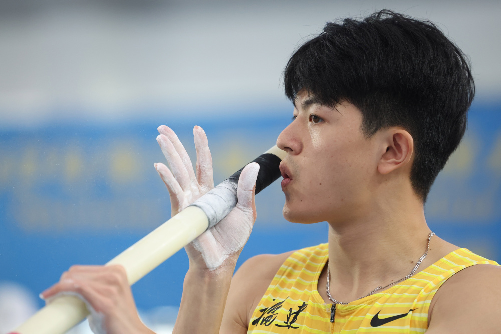 3月16日,福建队选手张逸帆在试跳前准备.