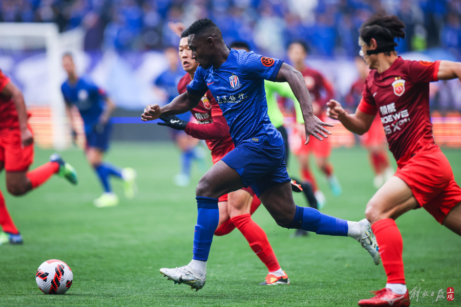 回到虹口足球场的这场比赛上海申花夺得队史第四座超级杯冠军