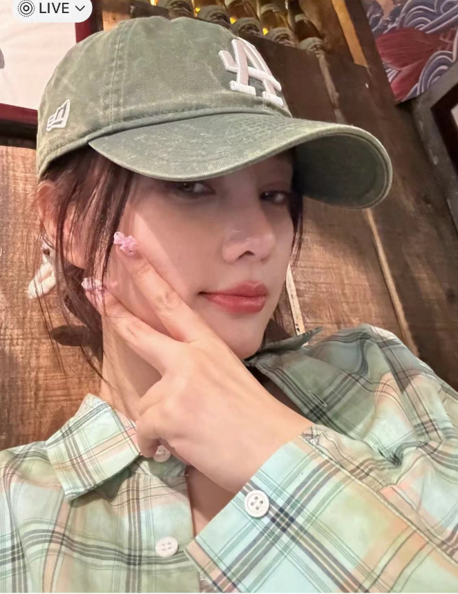 李小璐生活惬意惹人羡,绝世容颜美如少女,贾乃亮室内抽烟引争议