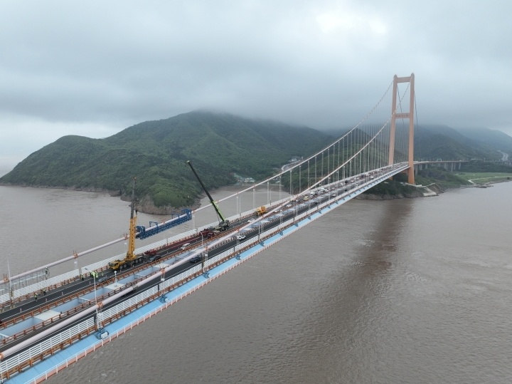 这个大型施工渠道能“缆”上行走 还能给跨海大桥除个湿