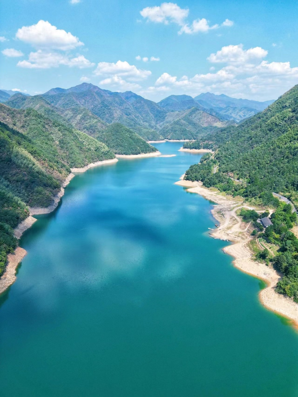 带桃子旅行的elaine芙蓉水库是常山境内最大的水库,"玉湖明丽山葱秀