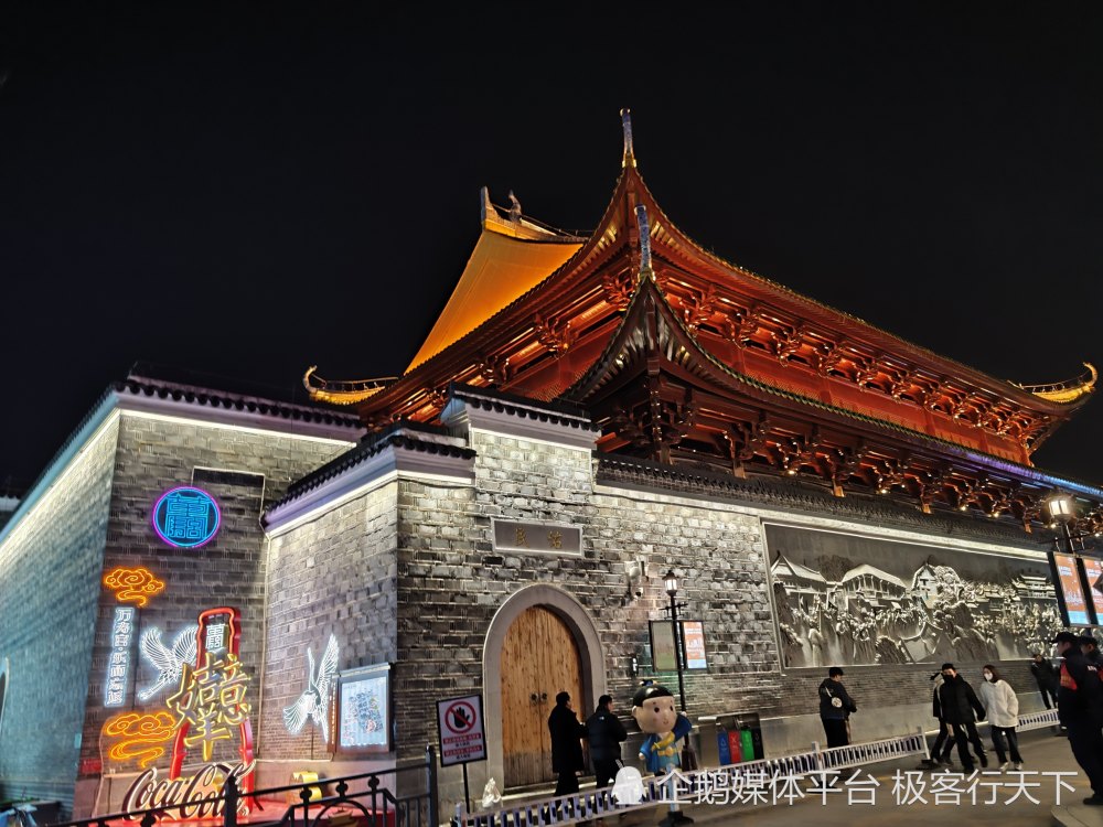 夜游南昌万寿宫,本为一家会馆,因供奉江西福主而兴起