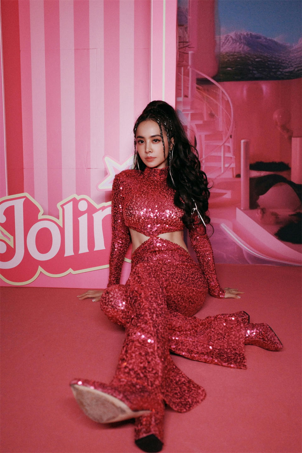 表演现场气氛高燃到达顶峰,蔡依林持续释放惊喜,一套华伦天奴高定红色