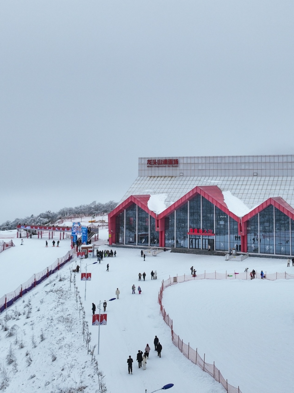 据悉,龙头山滑雪场年冰雪期近4个多月,由500米初级滑雪道,1100米中级
