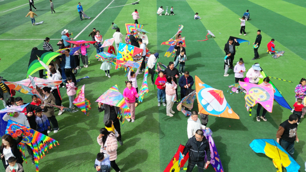 新和县举办"纸鸢翩翩 追风而行"风筝大赛_腾讯新闻