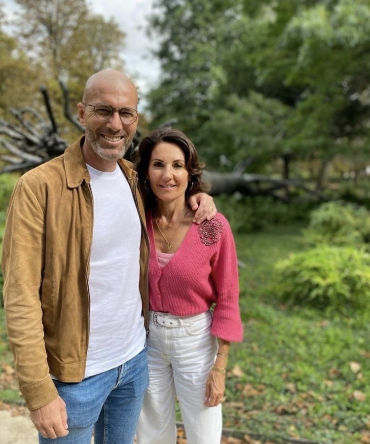 齐达内晒与妻子恩爱合照,爱意满满