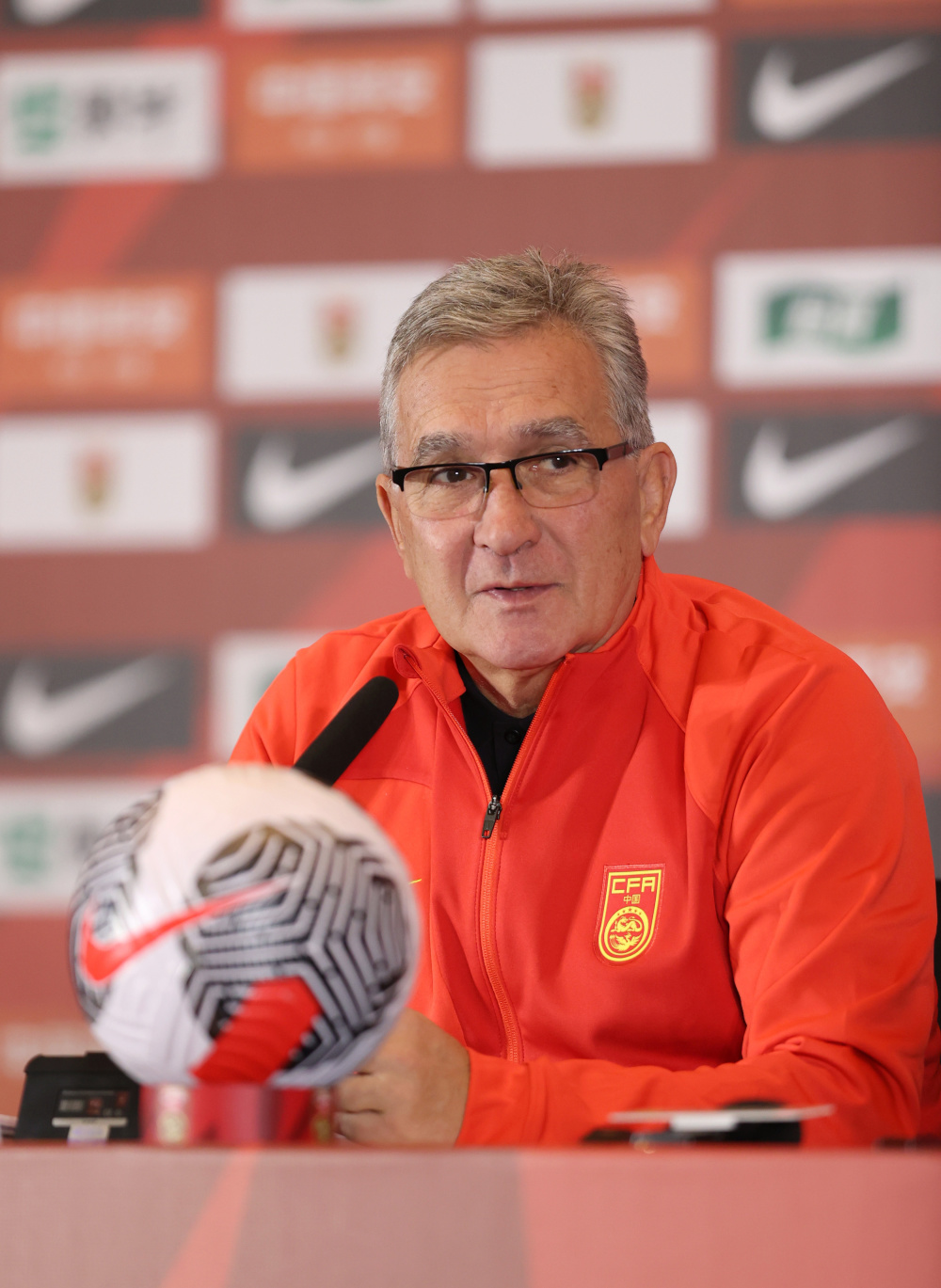 足球——中国男足新任主教练布兰科·伊万科维奇出席媒体见面会