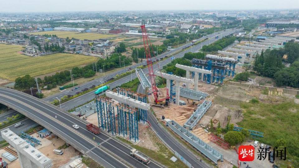 江阴靖江长江隧道北接线工程跨京沪高速靖江互通首吊成功