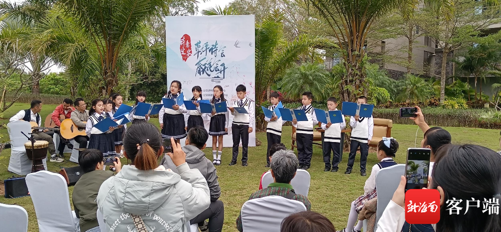 图为诗会现场孩子们朗诵诗歌.