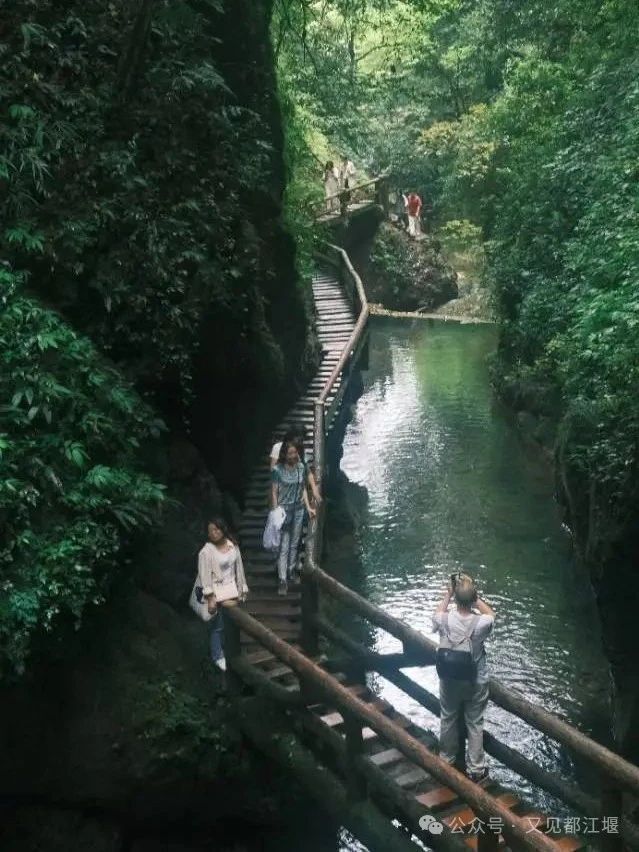 位于都江堰蒲阳的竹海洞天,各种人文景观与自然景观相映成趣9797