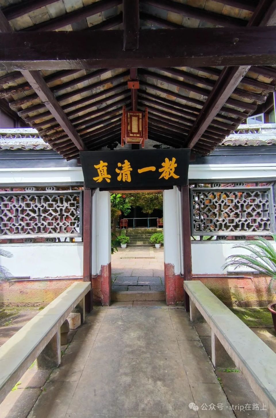 古清真寺的每一处细节都充满了庄重与肃穆,让人在欣赏之余,不禁心生