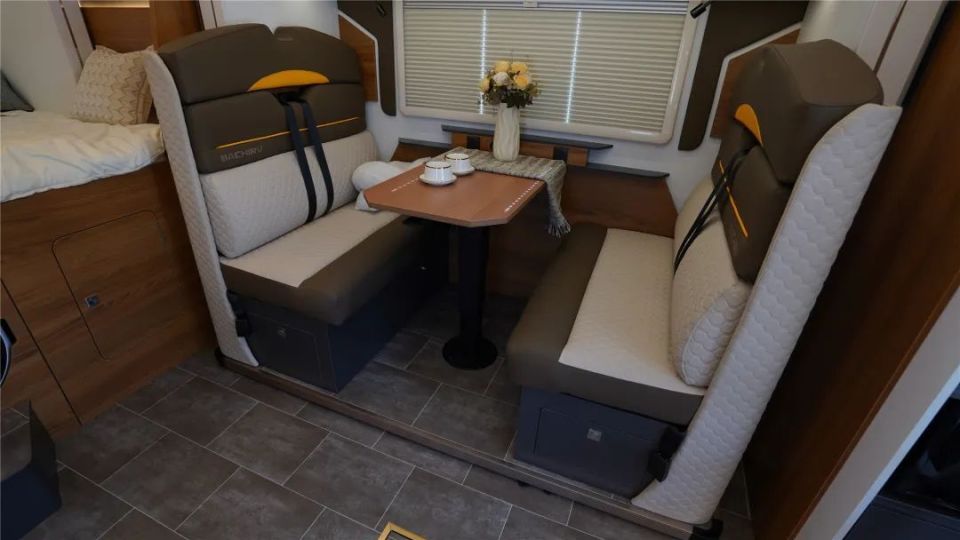 在水电配置方面,这款车配备240l清水箱,50l污水箱;800ah锂电池,3000w