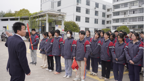 资溪县第一中学开展清明祭扫英烈活动