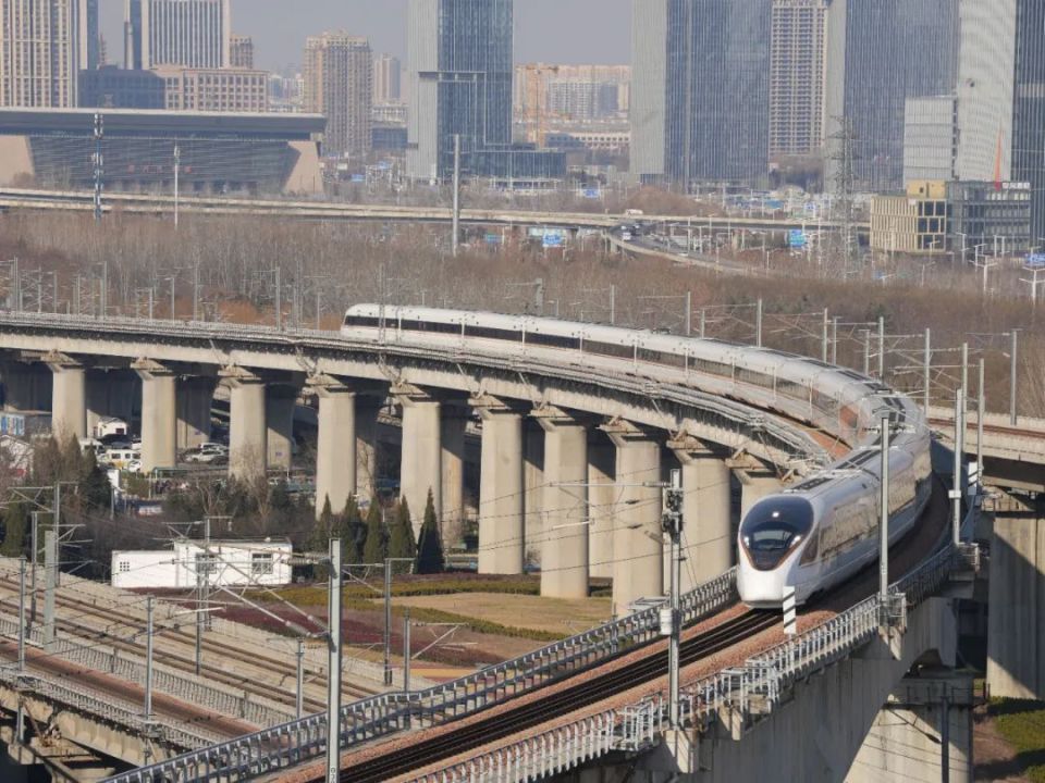 春运期间郑州铁路客流高峰日加开71对夜间高铁