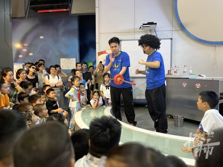 浙江省科技馆参观免预约首日,门口排起百米长队 这个暑假热门打卡地