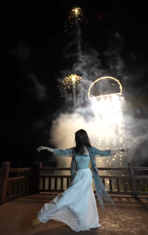 00后女生与烟花共舞:父亲从云南回来一起"创业",想更多人看到浏阳烟花