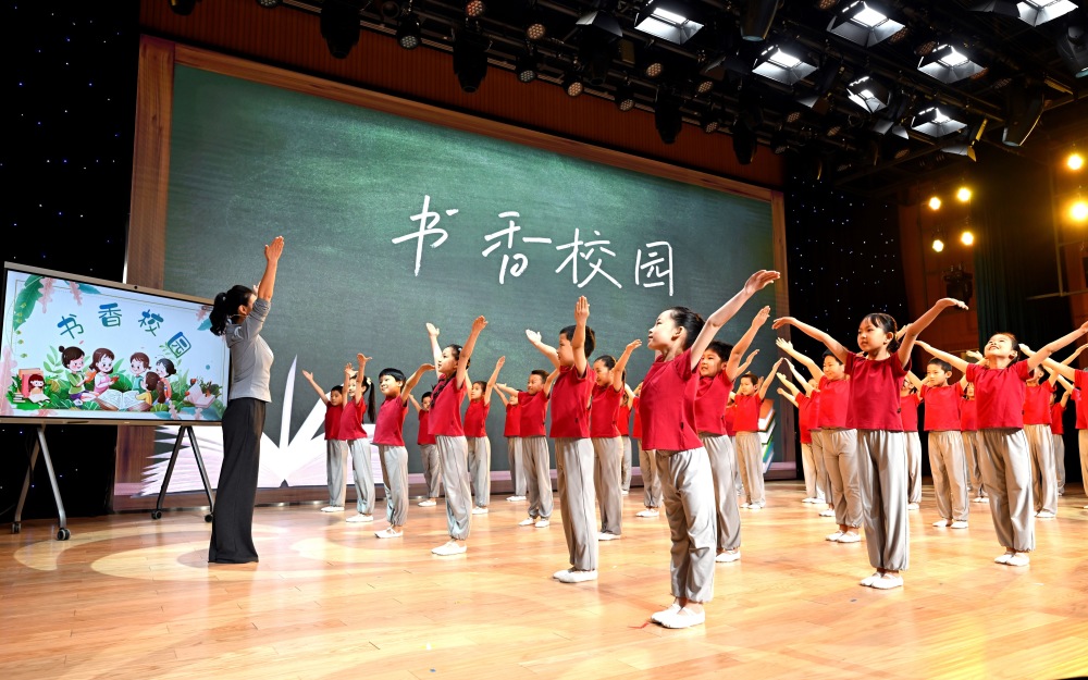 冯琳带领学生进行《书香校园》舞蹈微课教学展示.