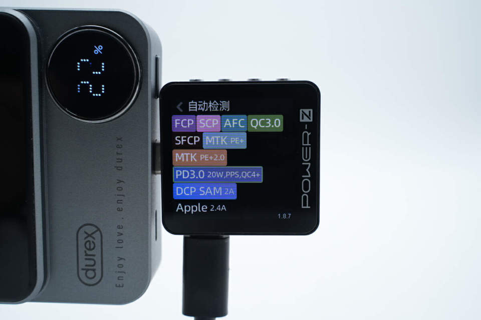 另外测得充电宝重量约为200g.产品拿在手上的大小直观感受.厚度为18.