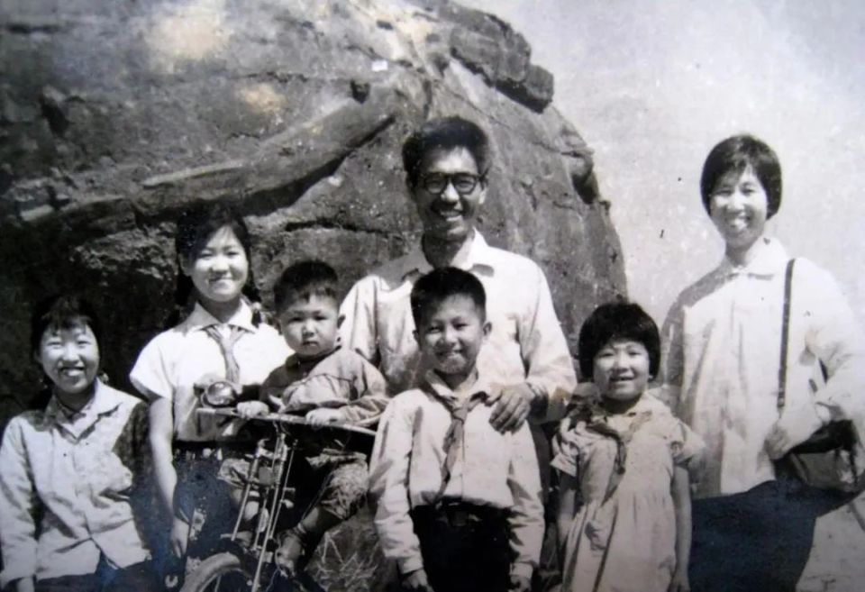 他们先在大庆,后来又到了天津的大港油田,在那个地方生活了一段时间