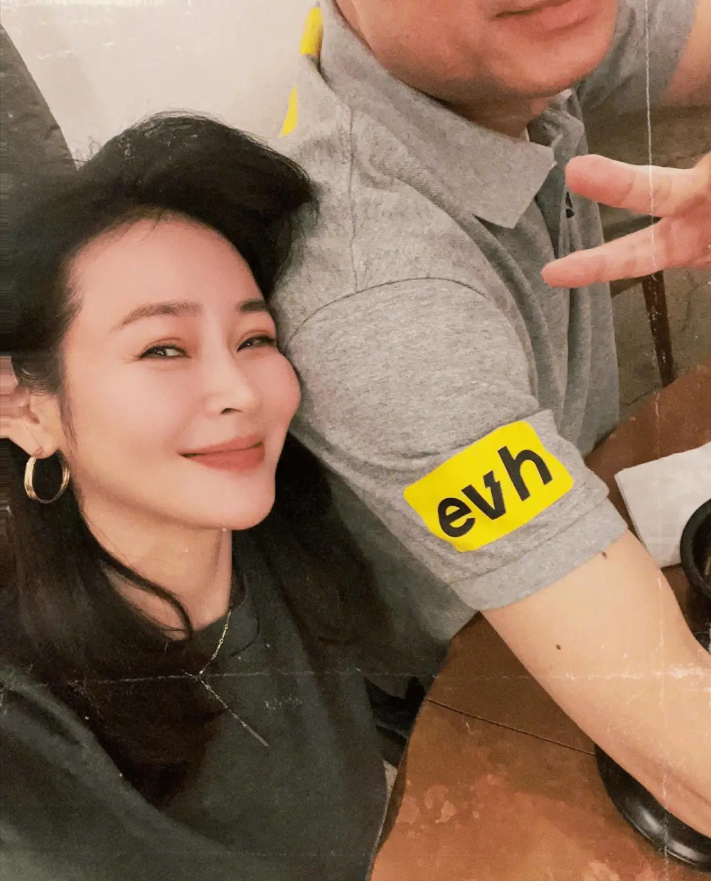 于明加一家四口开心出行,身材丰腴,气质依旧,圈外丈夫罕出镜_腾讯新闻