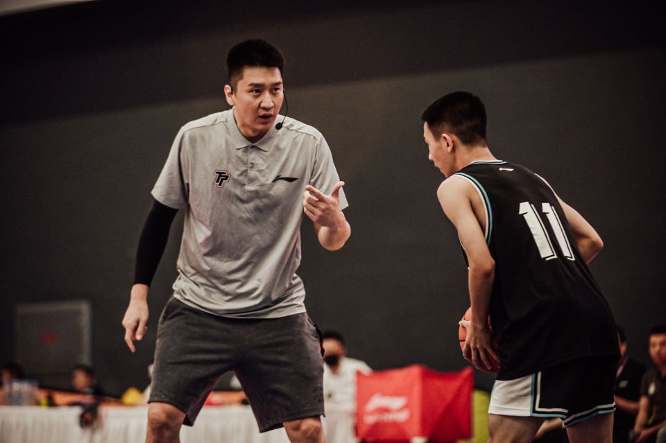 由李宁篮球学院签约顾问孙悦,曲绍斌,范斌3大明星导师领衔,导师团队