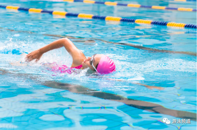 技巧游泳加速时不要只会用力划水