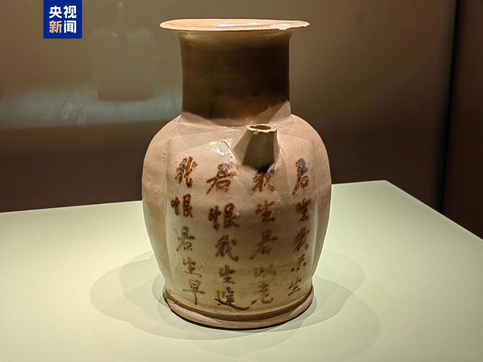 琉球陶器①双鳥(魚鷹)四言詩入白土象嵌抱瓶/②五言詩唐・于入白土象嵌抱瓶 君生我未生”原诗竟然来自这里从长沙窑品唐代生活美学