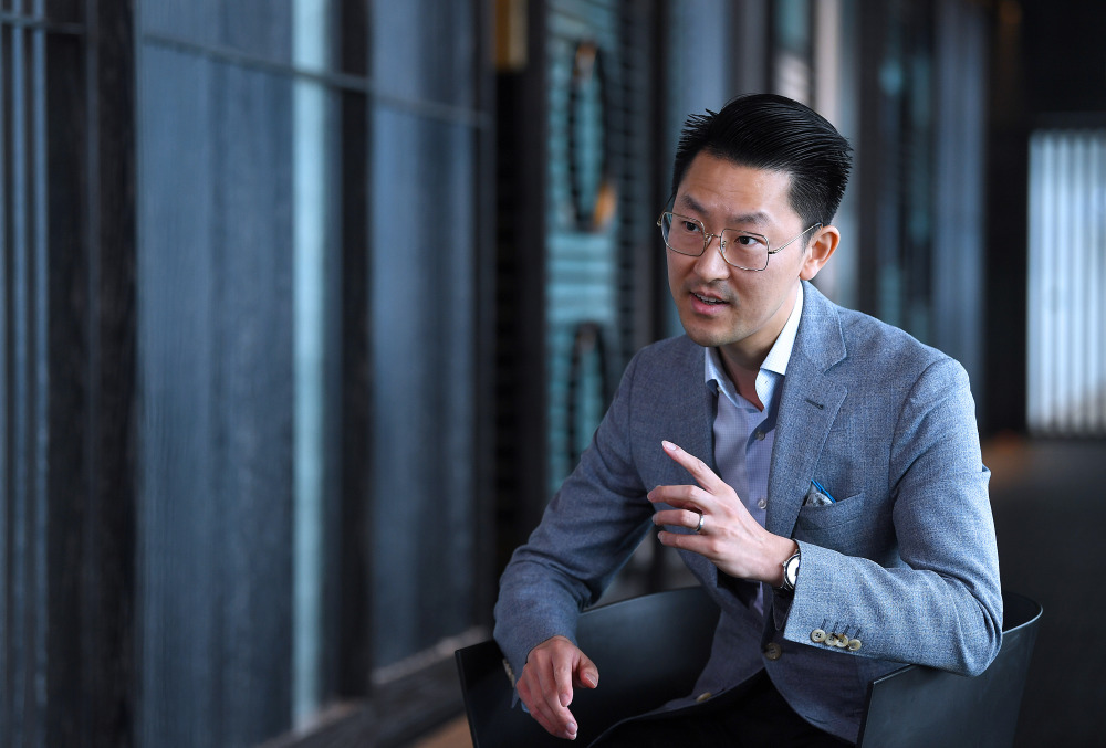 新华社记者 陈铎 摄4月8日,吴振宇介绍餐厅墙上悬挂的张大千的亲笔