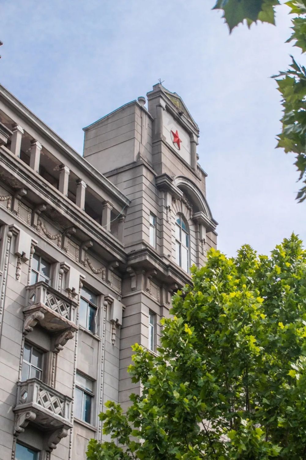 民国16年,国民政府从广州迁址武汉,入驻南洋大楼,也是在这里通过了"联