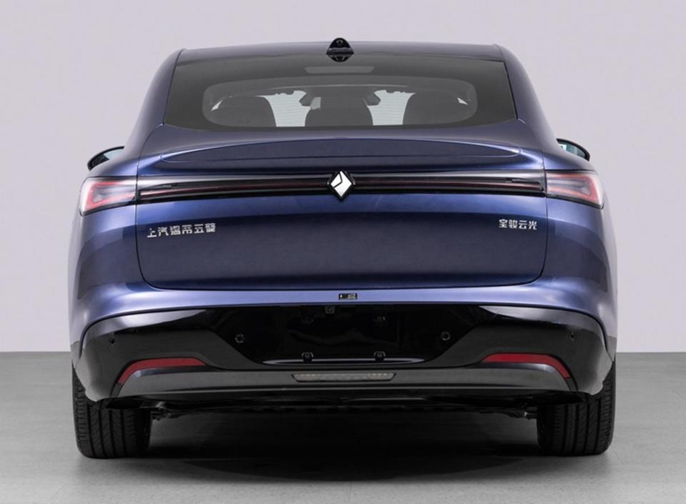 五菱宝骏全新中大型轿车曝光,定名为云光,车长5005mm,两种动力