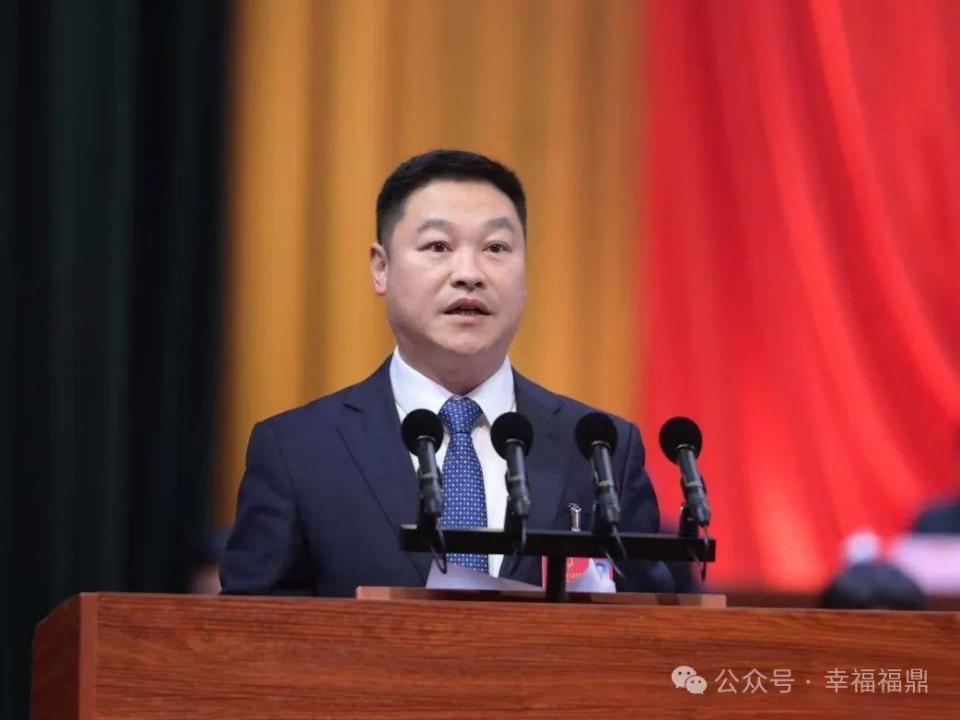 在热烈的掌声中,市长叶浩文代表市人民政府向大会作政府工作报告