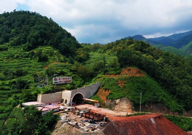 渝昆高铁最长隧道图片