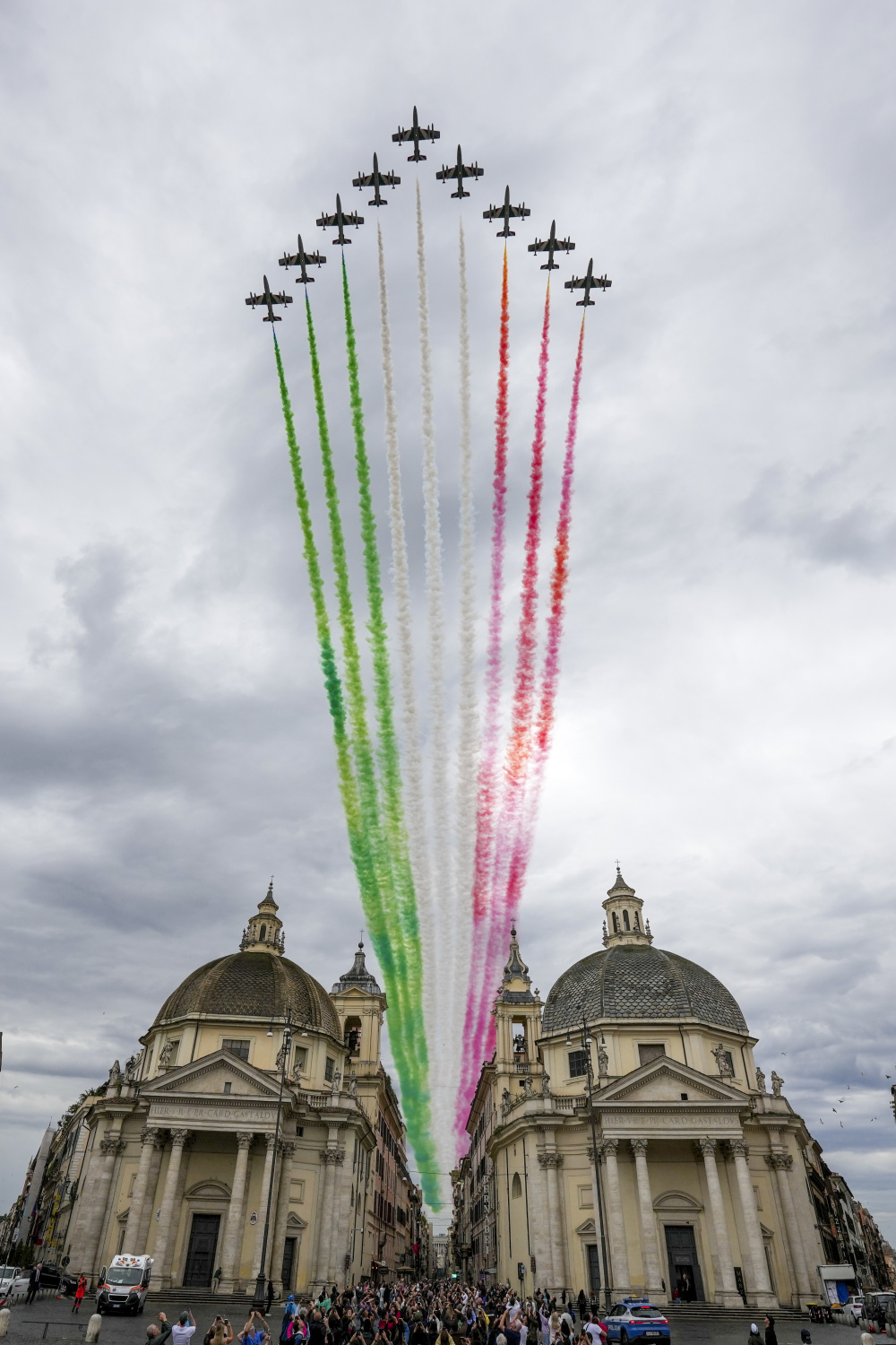 6月2日,意大利"三色箭"特技飞行表演队在罗马参加共和国日庆祝仪式.