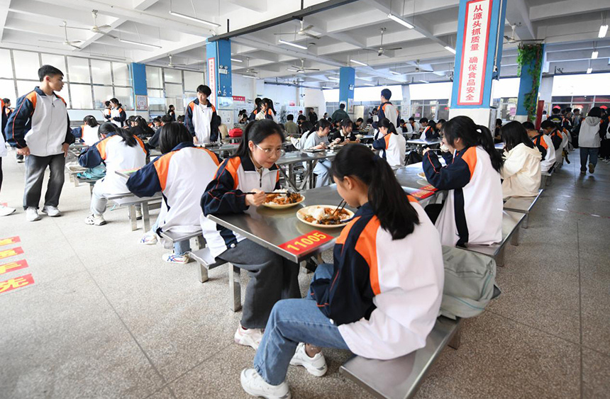 江西定南食堂上云让学生就餐盛满智慧