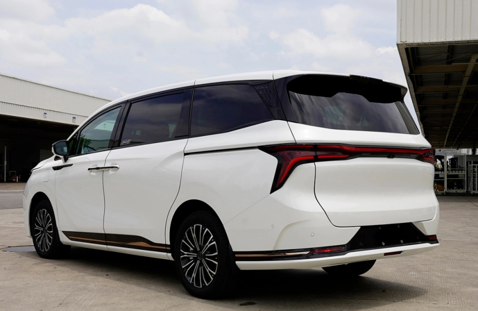 全新东风风行v9亮相:采用全新前脸设计,预计2024首季度发布