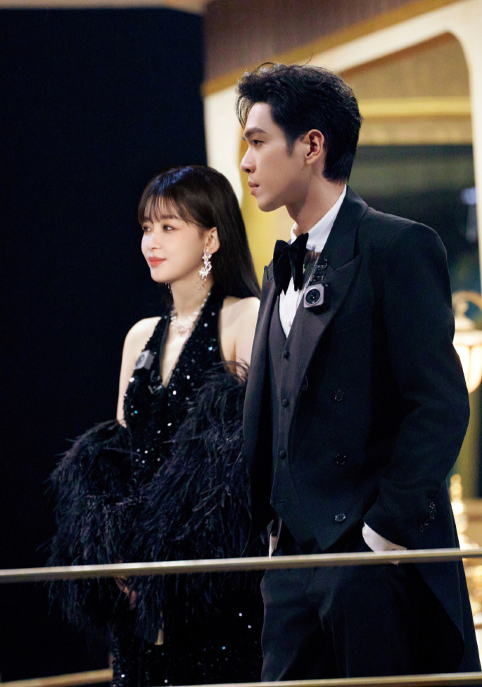 孙怡和张若昀站在一起的画面,身高差和氛围感真的很好,真的就是男帅女