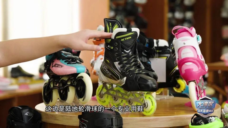 如超细纤维,它柔软舒适如真皮,但更耐磨,防摔.