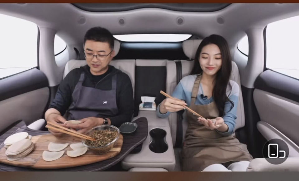 智己汽车ceo直播在智己ls6车内包饺子