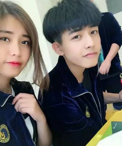 微博里,随时能看到高甜狗粮——小女友也是网红,比他还小1岁,叫荀紫颖