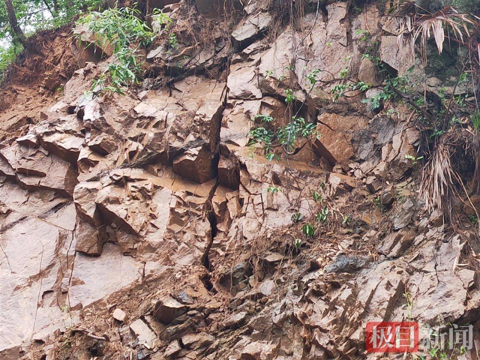 预警半小时后,2000多人的出行道路上发生山体滑坡